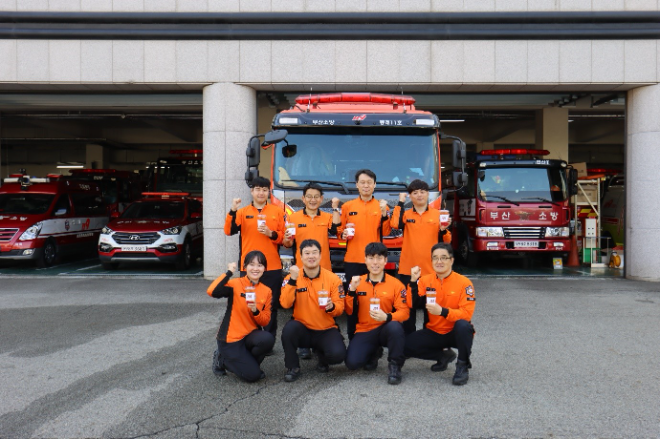 텐퍼센트커피(대표 김태경)가 ‘소방의 날’을 기념해 고객 참여 댓글 캠페인을 통해 부산소방본부 소속 소방관들에게 감사의 음료를 전달했다.