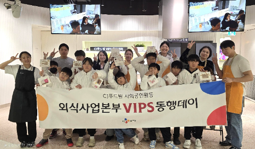 CJ푸드빌이 지역아동센터 아이들과 ‘빕스 동행데이’ 행사 기념 촬영 하는 모습 ⓒ CJ푸드빌