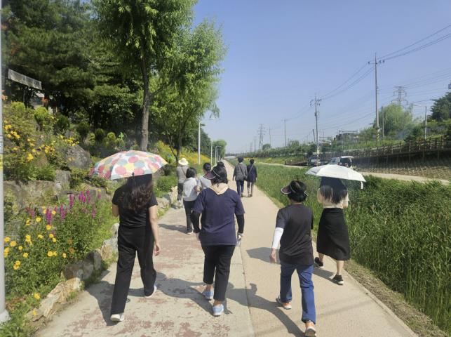 시민들이 단원보건소 '신길천 걷기' 프로그램에 참여하고 있다. (이미지 제공=안산시)