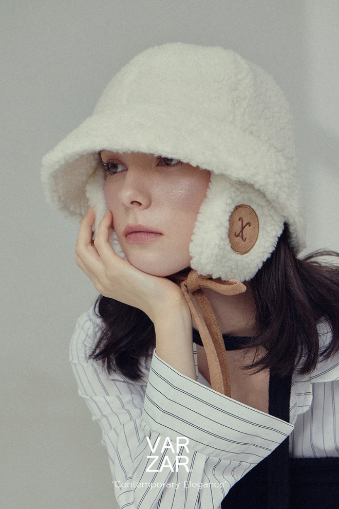 바잘(VARZAR)이 겨울의 포근함과 도시적인 감성을 조화롭게 담아낸 2025 겨울 컬렉션 ‘Contemporary Elegance’를 11월 7일 오전 10시에 공개한다.
