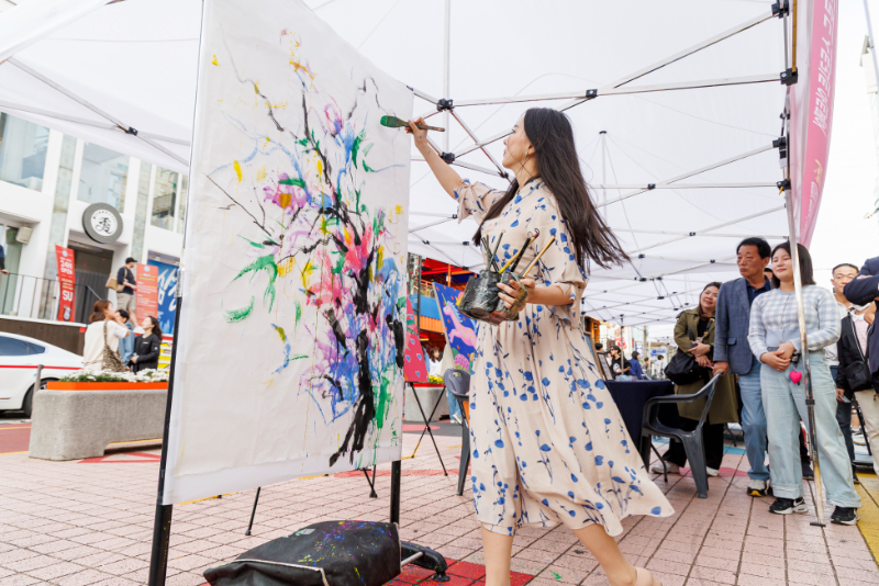 An artist creating a new work on the Red Road.(Photo courtesy of Hongdae Red Road)