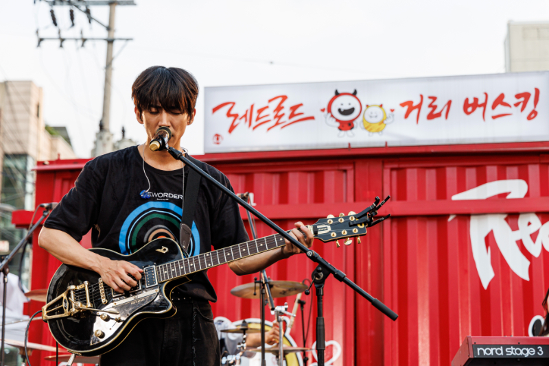 Singer Lee Seung-yoon busking on the Hongdae Red Road.(Photo courtesy of Hongdae Red Road)