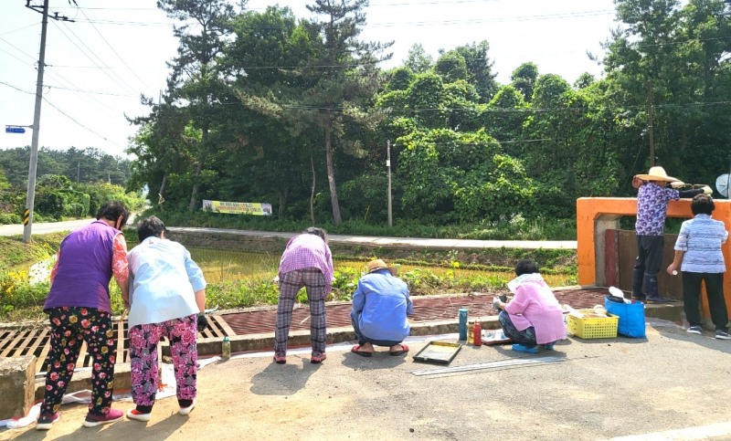 으뜸마을 조성사업에 참여하고 있는 나주시 반남면 옥련마을 주민들 (사진제공=나주시)