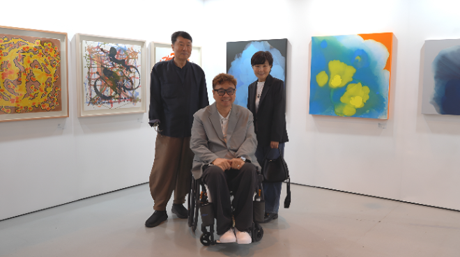 10월 17일(금), 아트페어 전시장에서 김미경 작가(사진 우측 첫 번째)가 자신의 작품(사진 우측 3점) 앞에서 초대 작가인 강원래 작가, 석창우 작가와 함께 기념촬영을 하고 있다.