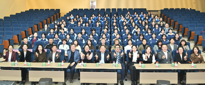 성신여대 관계자들이 중국 저장성 챠오스직업고등학교에서 ‘K-뷰티 및 메이크업 특강’ 후 ‘성신뷰티유학반’ 학생들과 기념 촬영을 하고 있다. (사진젝공=성신여대)