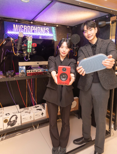 서울시 강남구에 위치한 현대백화점 무역센터점 4층 ‘뮤지쿠스·사운드캣’ 팝업스토어에서 직원들이 대표 상품을 소개하고 있다. ⓒ 현대백화점