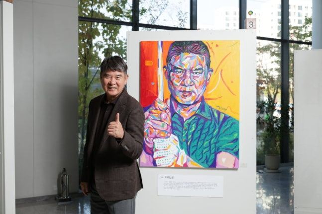 임진한 프로가 포스코 더 샵갤러리 2.0에서 자신을 모델로 한 팝아트 앞에서 포즈를 취하고 있다. /체육볶음밥
