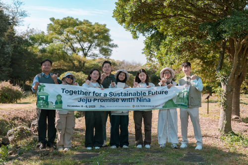 환경 인플루언서 애쉬 니나 아자히라 아킬라니(활동명 니나·가운데)가 제주신라호텔 친환경 체험 프로그램 '제주 프로미스 키퍼'에 참여한 뒤 기념사진을 찍고 있다. ⓒ 신라호텔