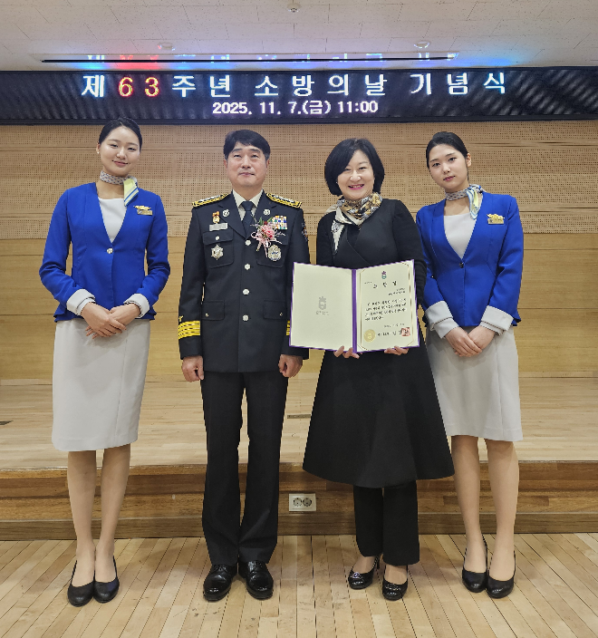 제63회 소방의 날 기념식에서 윤성주(오른쪽 2번째)교수와 한종우(오른쪽 3번째) 청주동부소방서장, 학생들이 기념사진을 촬영하고 있다. (사진제공=청주대)