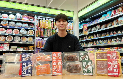 오는 12일 CU가 1인 가구를 겨냥한 맞춤형 안주 상품을 강화하기 위해 출시하는 소용량 회 4종을 모델이 소개하는 모습 ⓒ BGF리테일