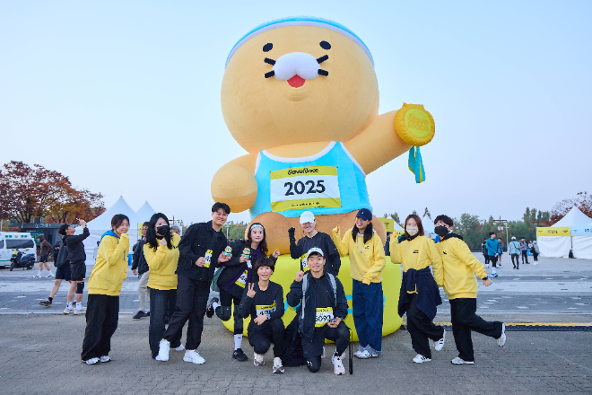 Save Race 2025 참가자들이 행사장에 마련된 포토존에서 기념 촬영을 하고 있다. ⓒ카카오뱅크