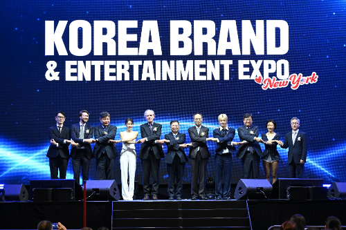 지난달 7일(현지시간) 미국 뉴저지 아메리칸 드림몰에서 진행된 ‘2025 뉴욕 한류박람회’ 개회식에서 한광영 현대홈쇼핑 사장(오른쪽 세 번째)이 주최측 관계자 등과 기념사진을 촬영하고 있다. ⓒ 현대홈쇼핑