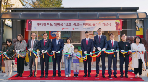 해피홈 13호점 개장식 행사에서 개장 커팅식 기념사진을 촬영하고 있다. (오른쪽 세번째부터 위세량 롯데웰푸드 커뮤니케이션부문장, 배성우 롯데웰푸드 마케팅본부장, 이창엽 롯데웰푸드 대표, 정선군 대표 어린이 2명, 최승준 정선군수, 정태영 세이브더칠드런 총장) ⓒ 롯데웰푸드