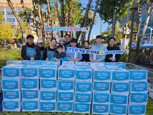 JW 임직원들이 지난 1일 과천시민회관 시계탑 광장에서 열린 ‘2025년 모두가 나누는 김장축제’에서 기념촬영을 하고 있다. ⓒ JW이종호재단