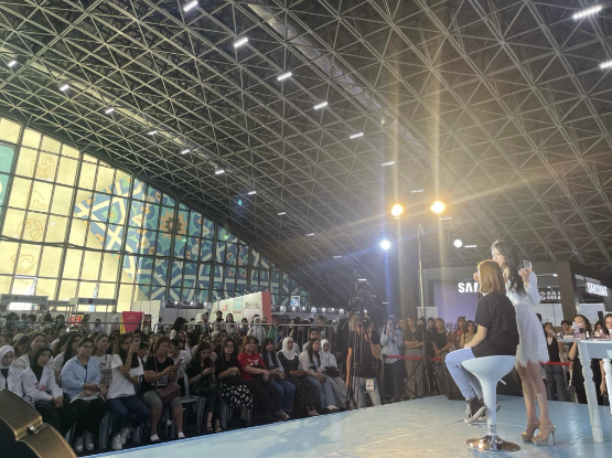 메이크업 아티스트 신비아, K-Beauty 메이크업쇼로 ‘이대 달콤 산책 페스티벌’ 열광