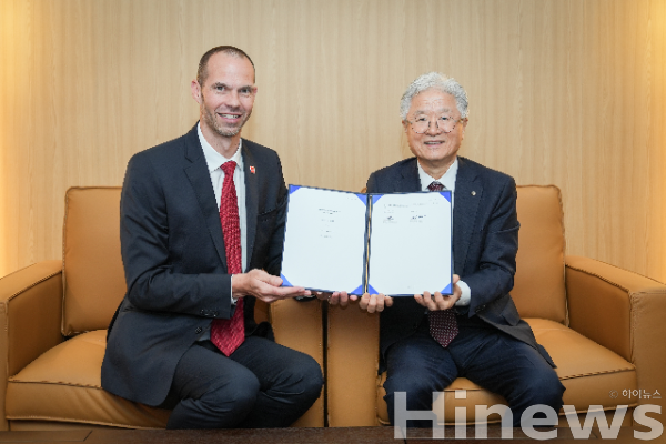 존슨앤드존슨의 국내 제약 법인인 ㈜한국얀센의 크리스찬 로드세스 사장과 ㈜유한양행 조욱제 사장이 공동 판촉 협약서에 서명을 하고 기념 촬영을 하고 있다. (사진 제공=존슨앤드존슨)