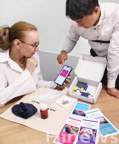 안나마리아 보이 한국베링거인겔하임 사장(왼쪽)과 김배찬 상무(오른쪽)가 비소세포폐암 환자의 하루를 체험하는 ‘하루에 담긴 환자의 삶(A Life in a Day)’ 프로그램에 참여하고 있다. (사진 제공=한국베링거인겔하임)