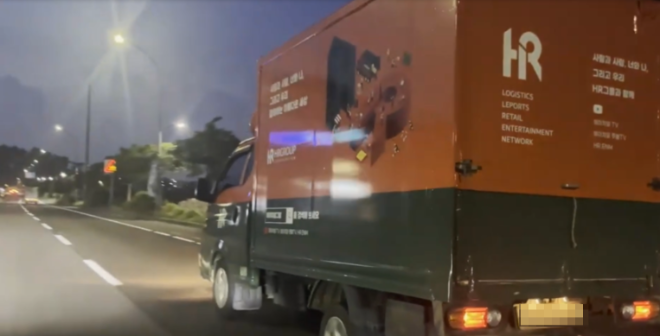 HR그룹의 드림카가 새벽의 고요를 가르며, 플랫폼 노동자의 꿈과 소망을 향해 앞으로 나아가고 있다./ 사진=HR그룹(주) 미디어팀 제공