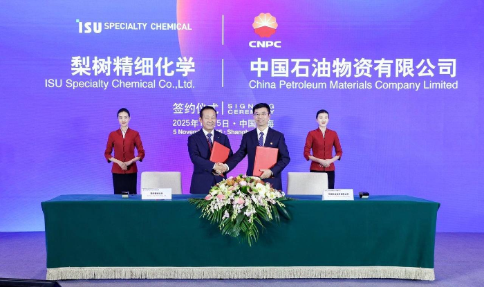 이수스페셜티케미컬-중국석유천연가스집단공사(CNPC) 구매의향서 체결식 사진. (좌) 이수스페셜티케미컬 류승호 대표이사 (우) 중국석유물자유한공사 런쥔거(任军革, Ren Junge) 당위원회 서기 겸 집행이사