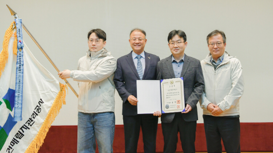 수도권매립지관리공사(사장 송병억)가 ‘2025 탄소중립 녹색경영대상’에서 지속가능발전 분야 국무총리 표창을 수상하고 기념촬영을 하고 있다.