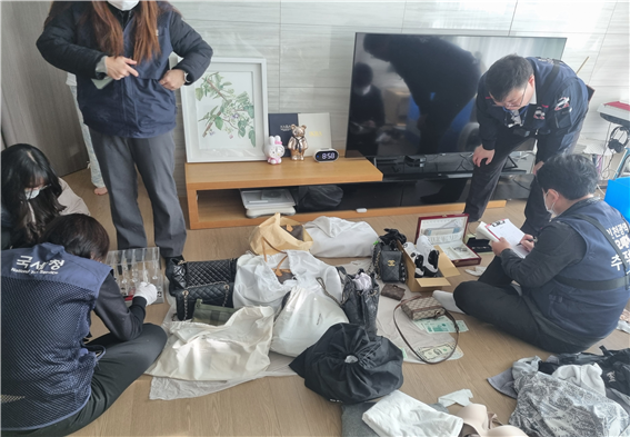 인천시 체납징수 전담반인 ‘오메가(Ω) 추적 징수반이 국세청과 합동 수색을 하고 있다.
