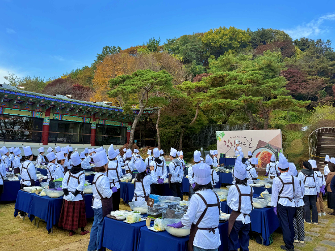 지난 7일 서울 광진구 비스타 워커힐 호텔 명월관에서 열린 '투체어스와 함께 김장하는 날' 행사 사진 ⓒ우리은행