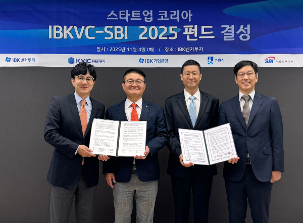 지난 4일 서울 강남구 IBK벤처투자에서 '스타트업 코리아 IBKVC-SBI 2025 펀드' 의 결성을 기념해 조규훈 IBK벤처투자 투자본부장(왼쪽부터), 조효승 IBK벤처투자 대표이사, 안재광 SBI인베스트먼트 대표이사, 김한영 SBI인베스트먼트 이사가 기념 촬영하고 있다.