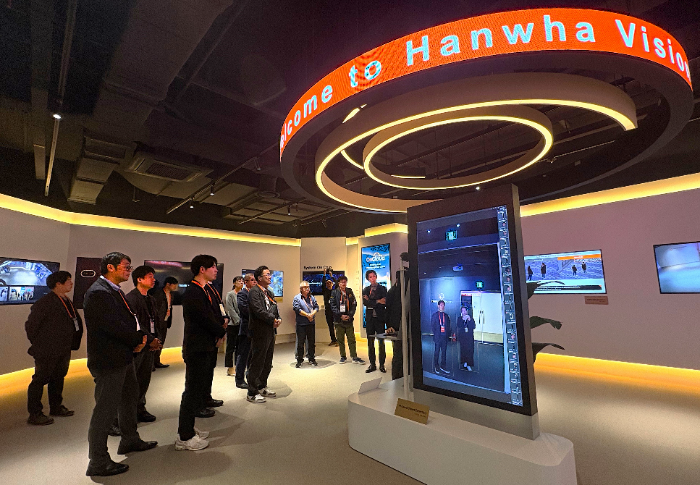 한화비전의 일본 우수 파트너들이 본사 기술 체험관을 둘러보고 있다.