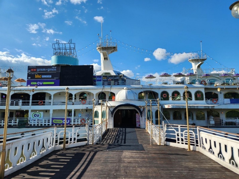 그램그램·bhc 한강 압구정 크루즈점 전경