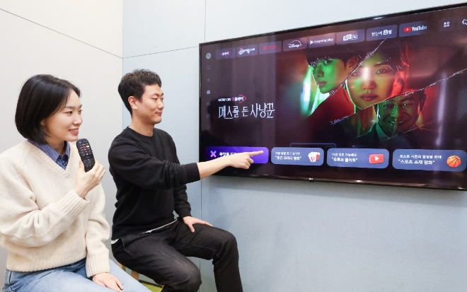 LG유플러스가 IPTV 서비스 'U+tv' 음성 검색 기능을 AI 시스템 익시(ixi) 기반으로 업데이트했다고 11일 밝혔다. 사진은 LG유플러스 직원이 U+tv 음성 검색 기능을 소개하는 모습. ⓒ LG유플러스