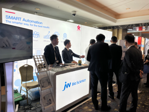 JW바이오사이언스가 지난달 30일부터 2일간 롯데호텔서울에서 열린 대한병리학회 국제학술대회(KSP 2025)에서 연속 자동 포매(embedding) 시스템 ‘Tissue-Tek AutoTEC a120’을 전시했다. 관람객들이 JW바이오사이언스 부스에서 ‘Tissue-Tek AutoTEC a120’ 시연을 참관하고 있다. ⓒ JW바이오사이언스