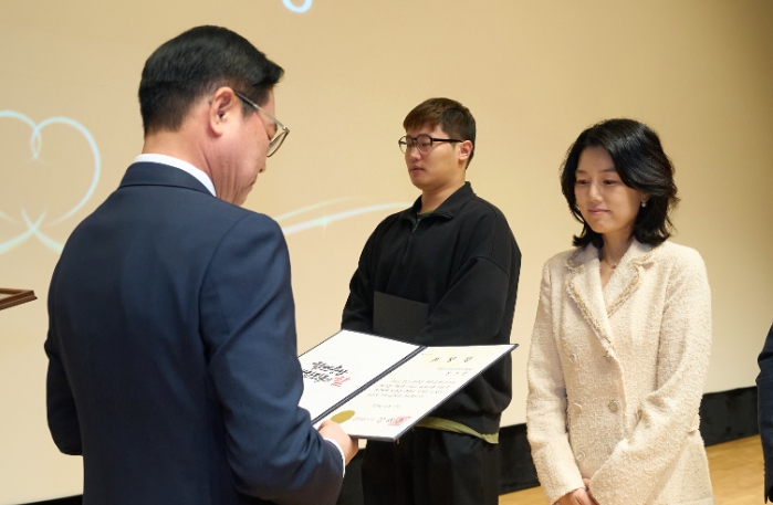 김석필 천안시장 권한대행 부시장이 10일 김소정 씨에게 다자녀 모범가정 충청남도지사 표창을 전달하고 있다. (이미지 제공=천안시)