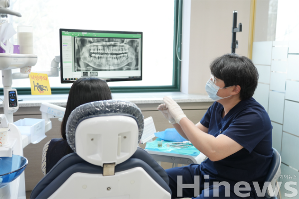 선화경 분당제생병원 치과센터 과장이 환자에게 설명하고 있다. (사진 제공=분당제생병원)