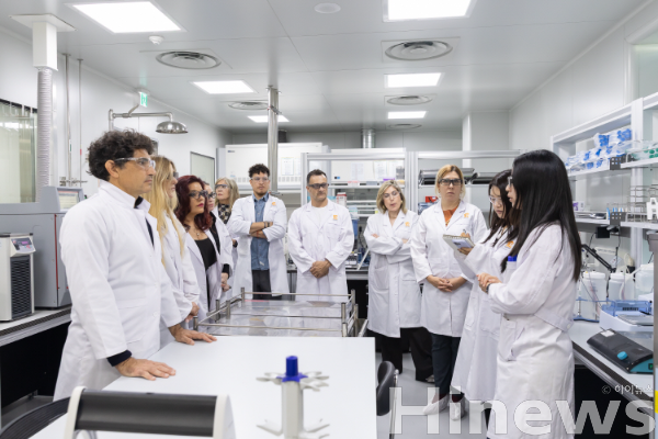 나보타 마스터 클래스에 참여한 아르헨티나 의료진이 나보타 생산시설을 둘러보고 있다. (사진 제공=대웅제약)
