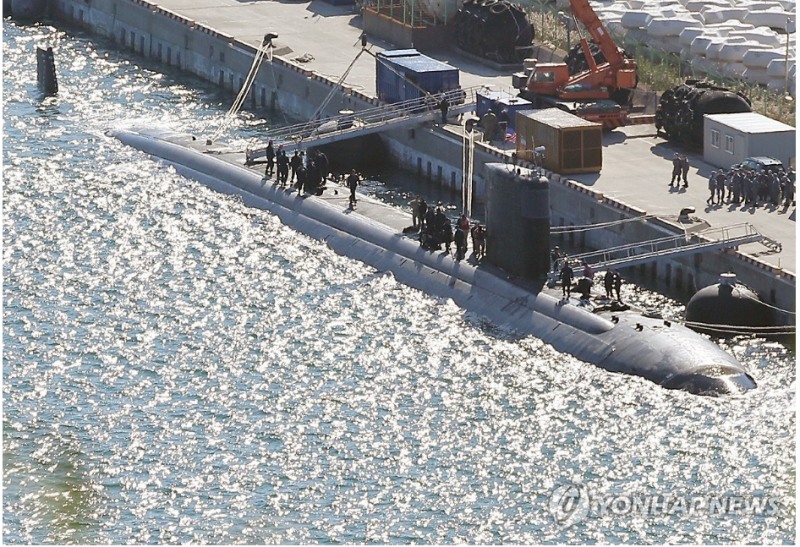 지난해 11월 부산작전기지 입항한 미 원자력추진잠수함 컬럼비아함. 사진=연합뉴