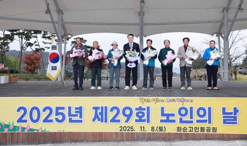 구복규 화순군수와 표창 수상자 기념사진 (사진제공=화순군)