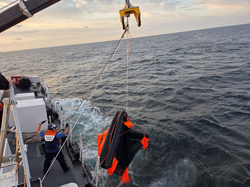 사고선박 주변 해역에서 표류중인 구명벌 1대를 수거 중인 서해해경청 (사진제공=서해지방해양경찰)