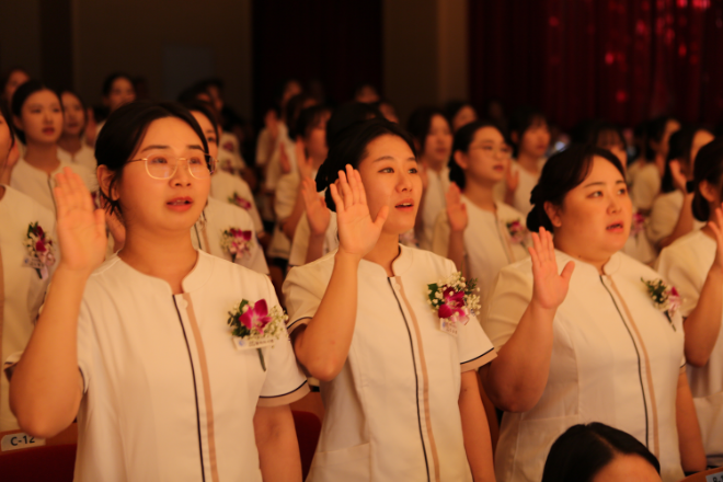 성신여대 간호학과 2학년 재학생 총 111명이 ‘제18회 나이팅케일 선서식’에서 간호인으로서의 사명감과 윤리의식을 다짐하는 선서를 하고 있다. (사진제공=성신여대)