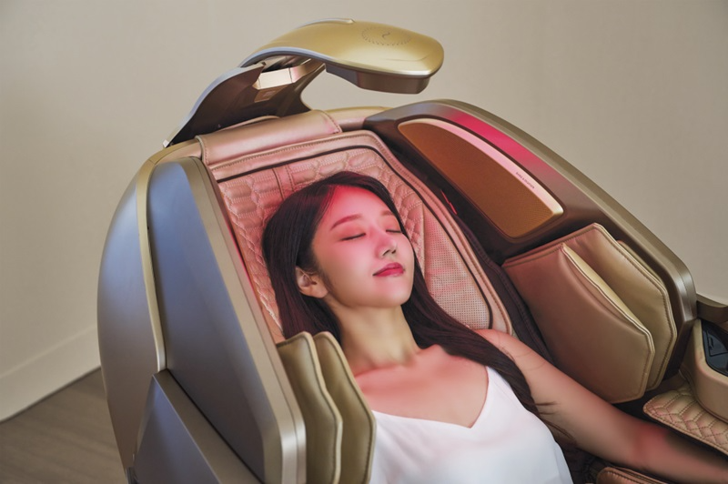 바디프랜드 에스테틱 헬스케어로봇 ‘퀀텀 뷰티캡슐’ 라이트 케어 모드를 사용하고 있는 모델