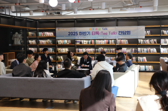 넥센타이어 임직원들과 강서구청장의 대화 모습