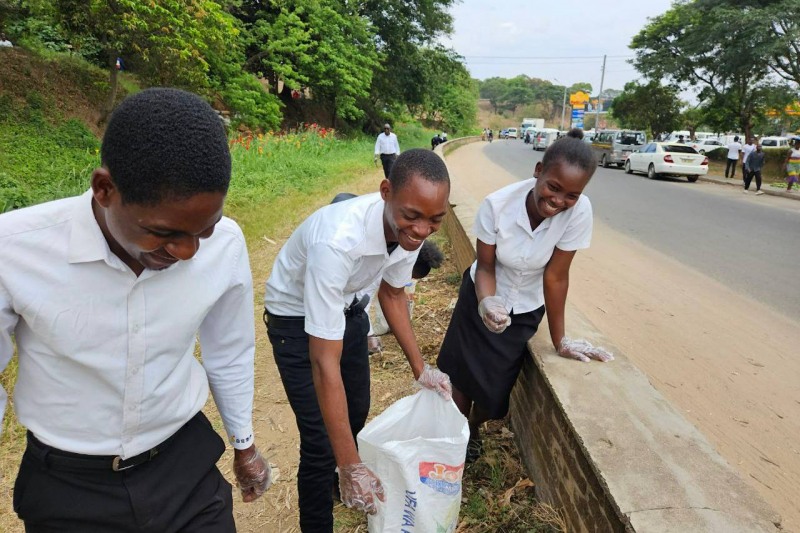 신천지예수교 말라위지역 성도들이 지난 8일 음바야니 거리를 청소하고 있다. (신천지 말라위지역 제공)