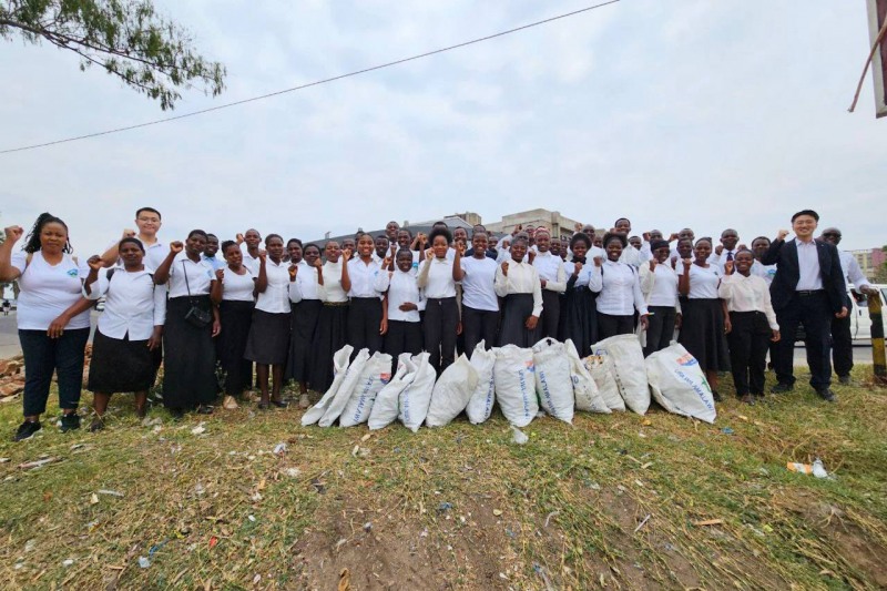 신천지예수교 말라위지역 성도들이 지난 8일 음비야니 거리를 청소하고 난 후 함께 모여있다.(신천지 말라위지역 제공)