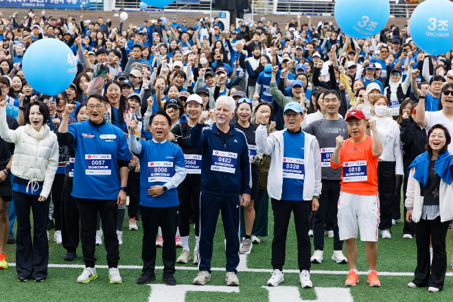 제1회 온코런 참가자들이 연세대학교 신촌캠퍼스 대운동장에서 ‘운동이 암을 이긴다’를 외치고 있다. (사진제공=연세대)