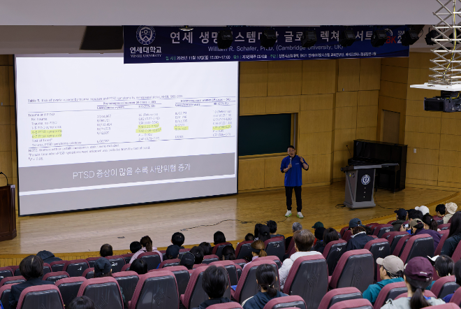 전용관 연세대학교 스포츠응용산업학과 교수가 ‘운동과 암 생존율’을 주제로 건강 특강을 진행하고 있다. (사진제공=연세대)