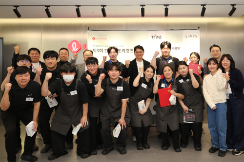 지난 5일 롯데GRS 아카데미에서 진행된 제3회 컨세션부문 ‘플레이팅 컬리너리 컴피티션(PCC)’ 대회에서 차우철 롯데GRS 대표(상단 우측에서 네번째)와 참가자들이 함께 기념사진을 촬영했다. ⓒ 롯데GRS