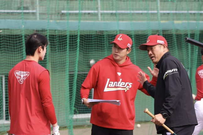 SSG 유망주 캠프에 초빙된 야마사키 다케시 인스트럭터 / 사진=SSG 랜더스 제공. 연합뉴스