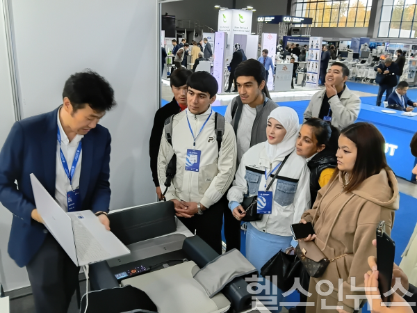 UZMEDEXPO 2025 전시 휴스파인 부스 전경 (사진 제공=고대의료원)