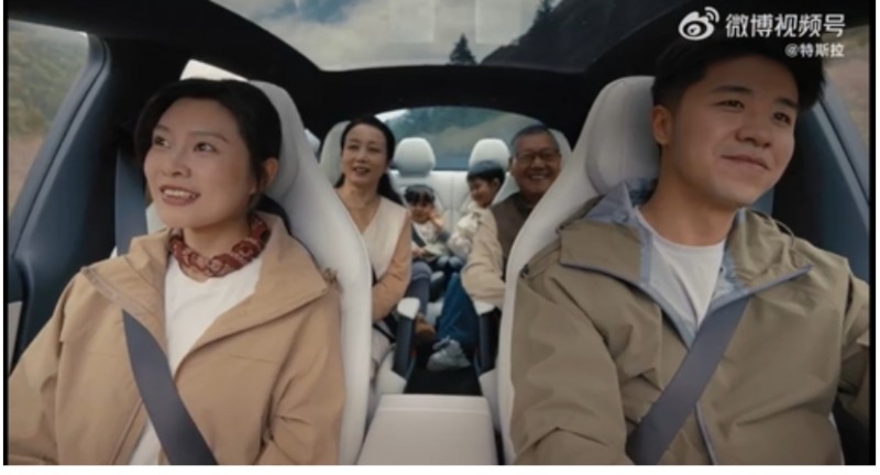 테슬라는 지난9월 신형 SUV Y L 모델을 출시했지만 중국내 시장 점유율을 만회하기에는 역부족이었다. 사진= SUV Y L 내부, 웨이보, 연합뉴스