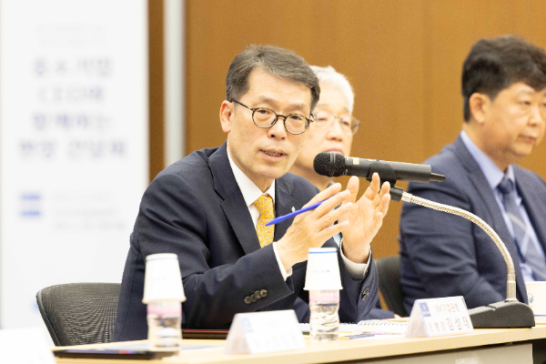 김성태 IBK기업은행장이 12일 부산국제금융센터에서 열린 중소기업 현장 간담회에서 중소기업 대표들과 대화 하고 있다.