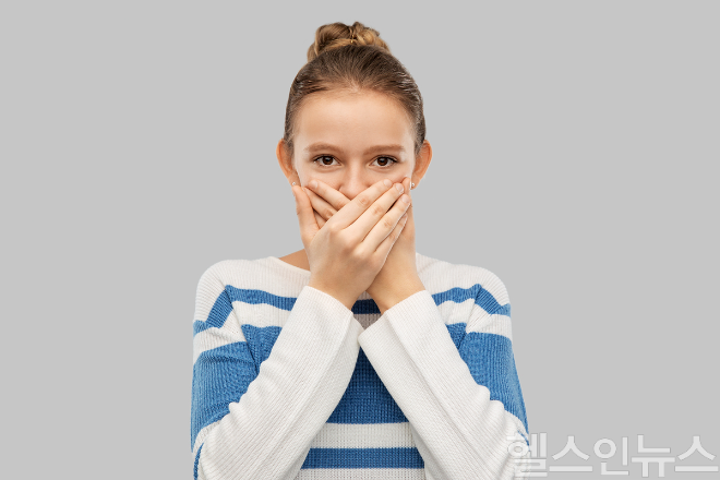 입냄새는 구강 속 환경과 생활습관에서 비롯되는 경우가 많아, 평소 관리 방법을 바꾸면 개선될 가능성이 크다. (이미지 제공=클립아트코리아)